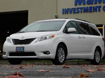 2012 Toyota Sienna XLE 8-Passenger / Leather / Navi / Moonroof / DVD Van