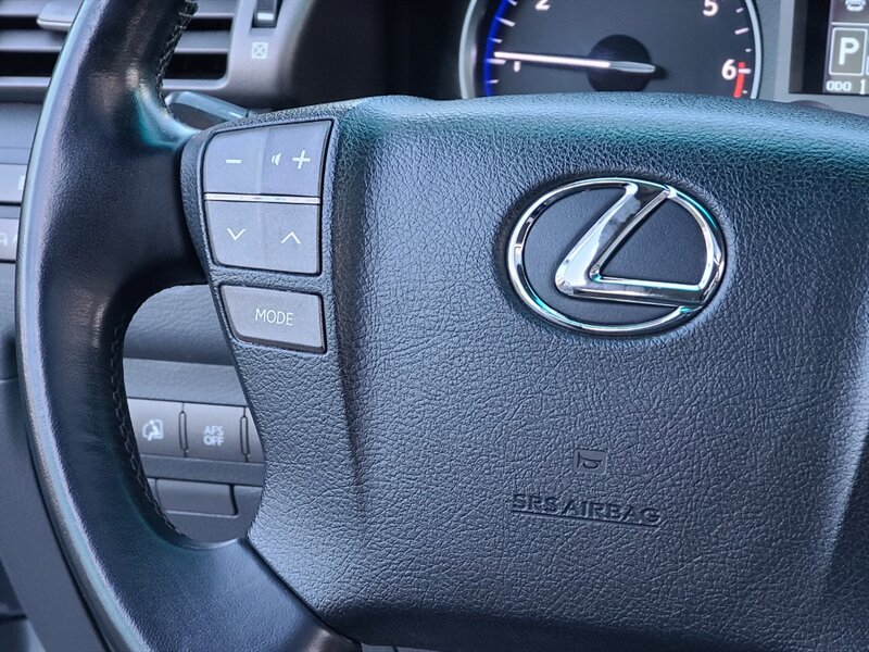 2008 Lexus LX 570 4WD / Luxury / 8-passenger / Fully Loaded  / Crawl Control / Hydraulic Suspension / Dealer Service Records / Top Shape - Photo 33 - Portland, OR 97217