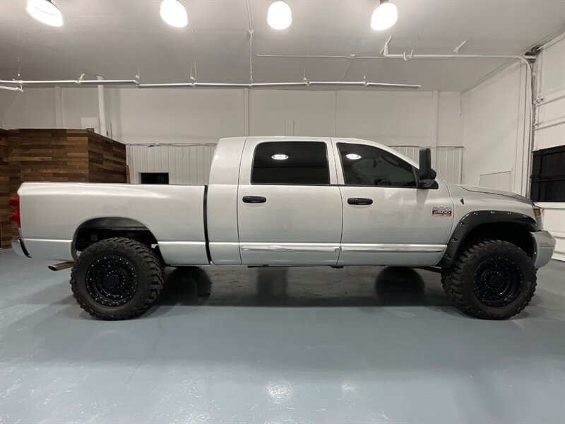 2008 Dodge Ram 2500 Laramie MEGACAB 4X4 / 5.7L V8 HEMI /DVD / LIFTED / LIFTED w. NEW WHEELS & TIRES / Sunroof / Leather w. Heated Seats / DVD Player / Backup Camera / ZERO RUST - Photo 4 - Gladstone, OR 97027