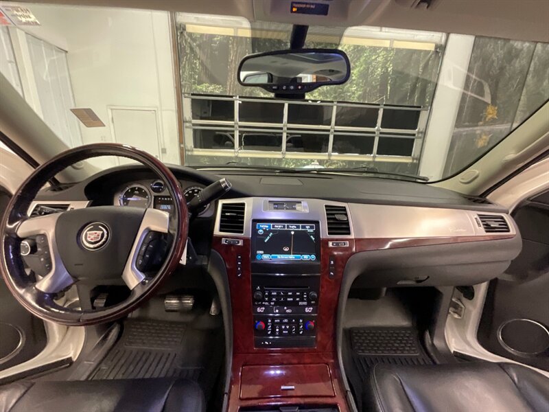 2011 Cadillac Escalade Luxury Premium SUV / AWD / 6.2L V8 / LOADED  /Navigation & Backup Camera / DVD Player / Sunroof / Leather w. Heated & Cooled Seats - Photo 30 - Gladstone, OR 97027