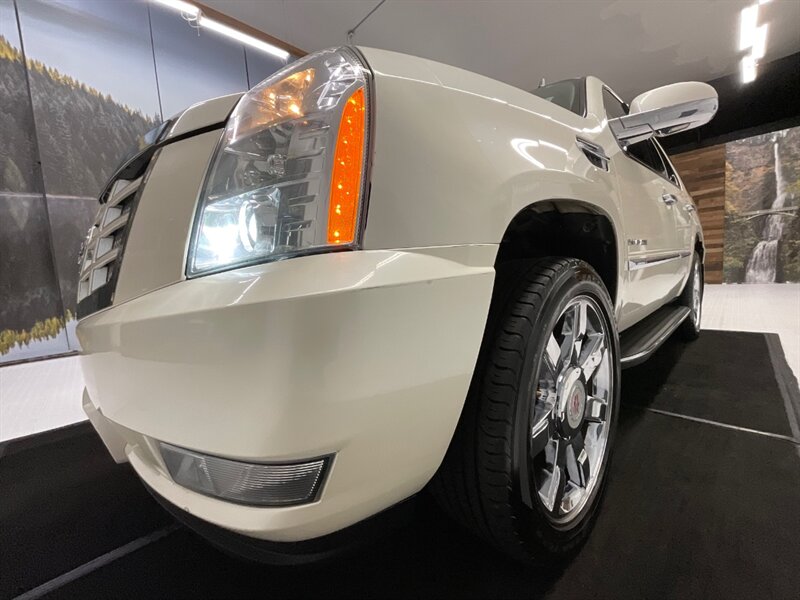 2011 Cadillac Escalade Luxury Premium SUV / AWD / 6.2L V8 / LOADED  /Navigation & Backup Camera / DVD Player / Sunroof / Leather w. Heated & Cooled Seats - Photo 9 - Gladstone, OR 97027