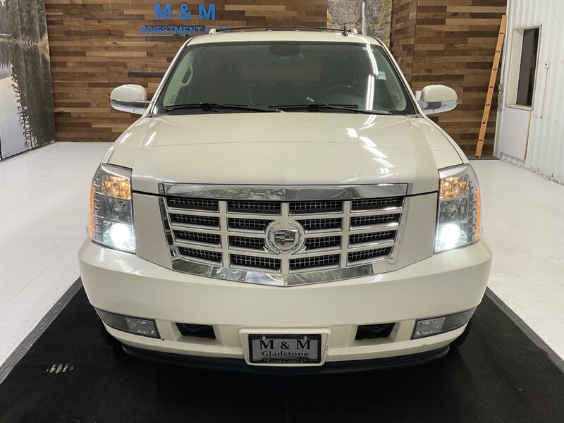 2011 Cadillac Escalade Luxury Premium SUV / AWD / 6.2L V8 / LOADED  /Navigation & Backup Camera / DVD Player / Sunroof / Leather w. Heated & Cooled Seats - Photo 5 - Gladstone, OR 97027