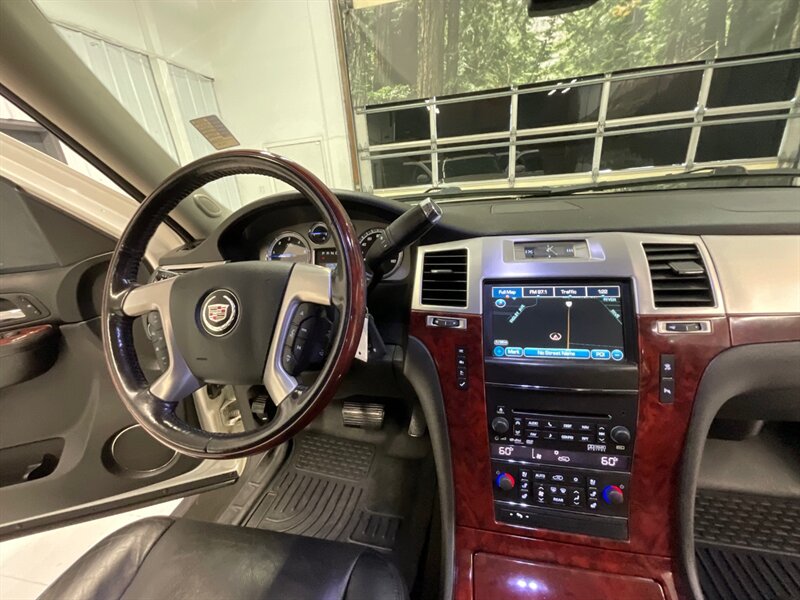 2011 Cadillac Escalade Luxury Premium SUV / AWD / 6.2L V8 / LOADED  /Navigation & Backup Camera / DVD Player / Sunroof / Leather w. Heated & Cooled Seats - Photo 19 - Gladstone, OR 97027