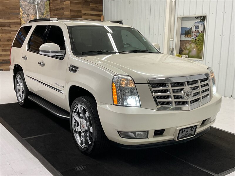 2011 Cadillac Escalade Luxury Premium SUV / AWD / 6.2L V8 / LOADED  /Navigation & Backup Camera / DVD Player / Sunroof / Leather w. Heated & Cooled Seats - Photo 2 - Gladstone, OR 97027