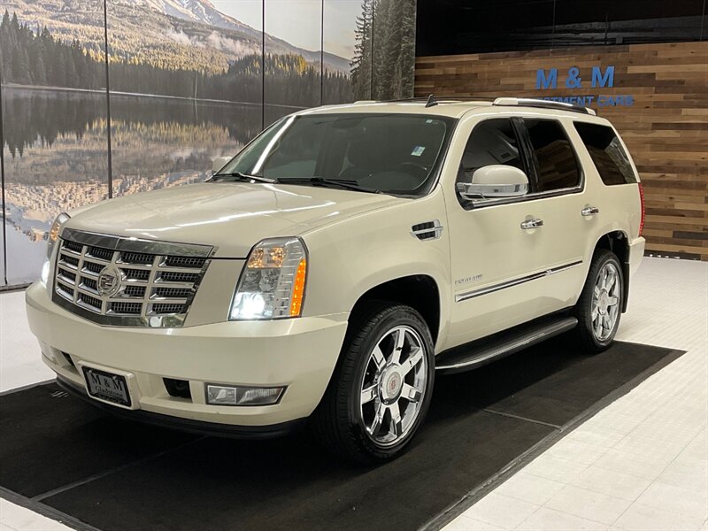 2011 Cadillac Escalade Luxury Premium SUV / AWD / 6.2L V8 / LOADED  /Navigation & Backup Camera / DVD Player / Sunroof / Leather w. Heated & Cooled Seats - Photo 25 - Gladstone, OR 97027