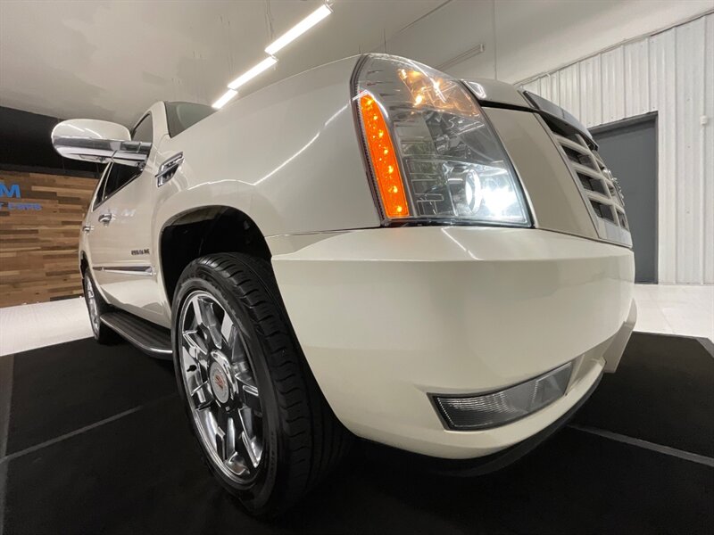 2011 Cadillac Escalade Luxury Premium SUV / AWD / 6.2L V8 / LOADED  /Navigation & Backup Camera / DVD Player / Sunroof / Leather w. Heated & Cooled Seats - Photo 26 - Gladstone, OR 97027