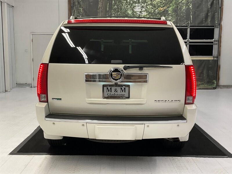 2011 Cadillac Escalade Luxury Premium SUV / AWD / 6.2L V8 / LOADED  /Navigation & Backup Camera / DVD Player / Sunroof / Leather w. Heated & Cooled Seats - Photo 6 - Gladstone, OR 97027