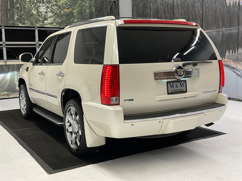 2011 Cadillac Escalade Luxury Premium SUV / AWD / 6.2L V8 / LOADED  /Navigation & Backup Camera / DVD Player / Sunroof / Leather w. Heated & Cooled Seats - Photo 8 - Gladstone, OR 97027