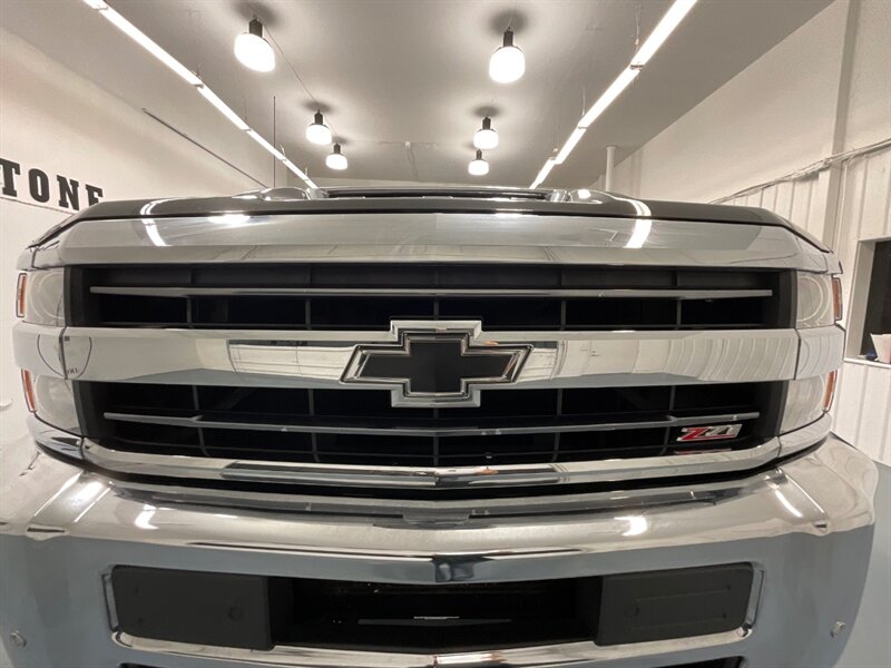 2019 Chevrolet Silverado 3500 LTZ 4X4 / 6.6L DIESEL / Z71 / MONSTER LIFT  / Sunroof / LOADED - Photo 30 - Gladstone, OR 97027