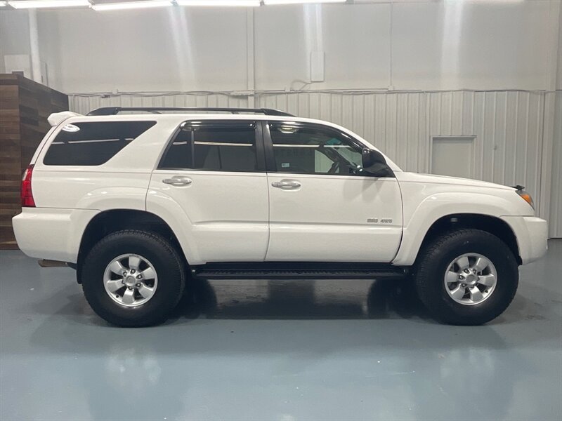 2008 Toyota 4Runner SR5 4X4 / 4.0L V6 / 3RD ROW SEAT / NEW TIRES  / Sunroof & Central Diff Locks - Photo 4 - Gladstone, OR 97027