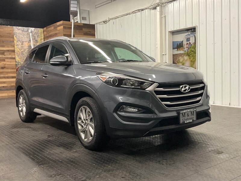 2017 Hyundai Tucson SE Plus Sport Utility AWD / TECH PKG / 30,000 MILE   - Photo 2 - Gladstone, OR 97027