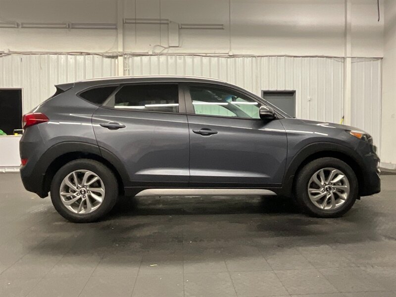 2017 Hyundai Tucson SE Plus Sport Utility AWD / TECH PKG / 30,000 MILE   - Photo 4 - Gladstone, OR 97027