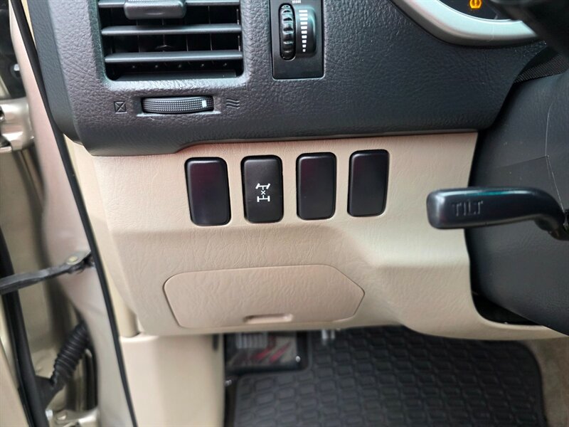 2004 Toyota 4Runner SR5 V6 / 4X4 / DIFF LOCK / BRAND NEW LIFT / BRAND NEW TIRES / NAVIGATION / ZERO RUST!! - Photo 21 - Portland, OR 97217