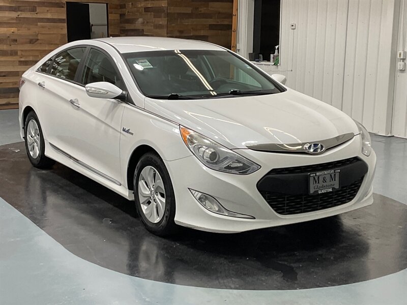 2014 Hyundai Sonata Hybrid Sedan / Backup Cam / Heated Seats /59K MILE   - Photo 2 - Gladstone, OR 97027