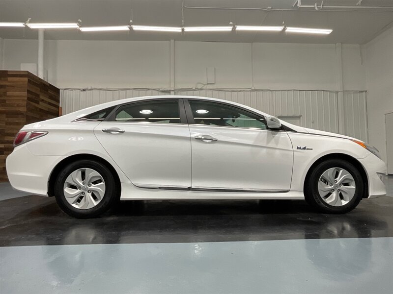 2014 Hyundai Sonata Hybrid Sedan / Backup Cam / Heated Seats /59K MILE   - Photo 4 - Gladstone, OR 97027