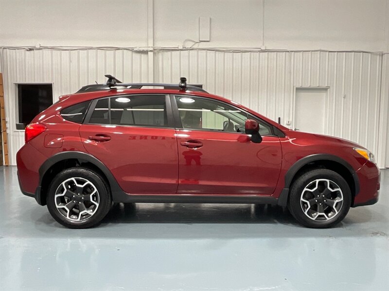 2013 Subaru XV Crosstrek 2.0i Premium AWD / 5-SPEED MANUAL / 77K MILES  / ZERO RUST - Photo 4 - Gladstone, OR 97027