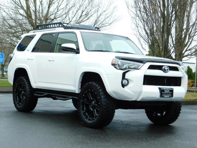 2016 Toyota 4Runner V6 / REAR CAM / NAVIGATION / WARRANTY/ LIFTED - Photo 2 - Portland, OR 97217