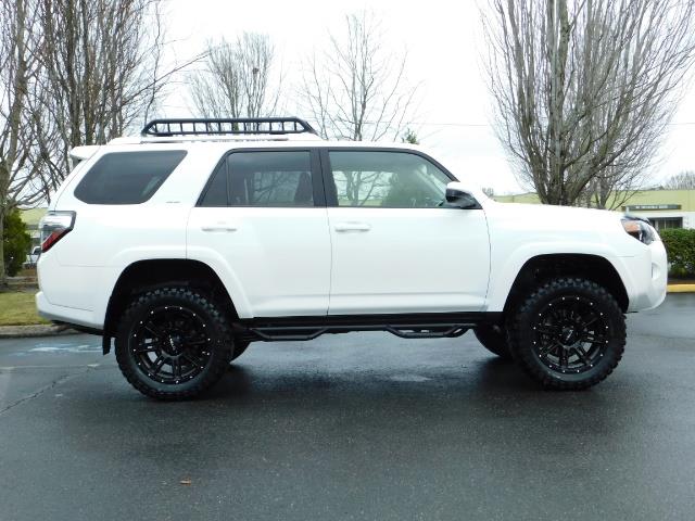 2016 Toyota 4Runner V6 / REAR CAM / NAVIGATION / WARRANTY/ LIFTED - Photo 4 - Portland, OR 97217