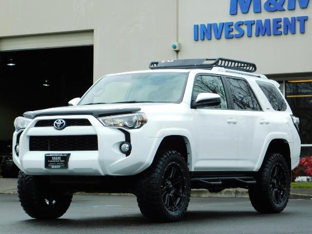 2016 Toyota 4Runner V6 / REAR CAM / NAVIGATION / WARRANTY/ LIFTED - Photo 1 - Portland, OR 97217