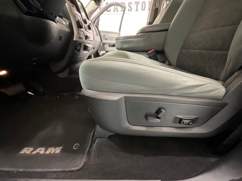 2017 RAM 1500 Big Horn Crew Cab 4X4 / 3.0L DIESEL /NEW TIRES / LOCAL TRUCK w. ZERO RUST / Heated Seats / Remote Start / Trailer Brake controller - Photo 37 - Gladstone, OR 97027