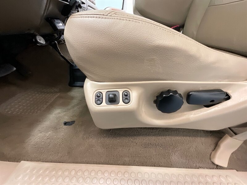2000 Ford F-350 Lariat 4X4 7.3L DIESEL / DUALLY / ZERO RUST / Extra Fuel Tank / Gear Vendor Unit - Photo 38 - Gladstone, OR 97027