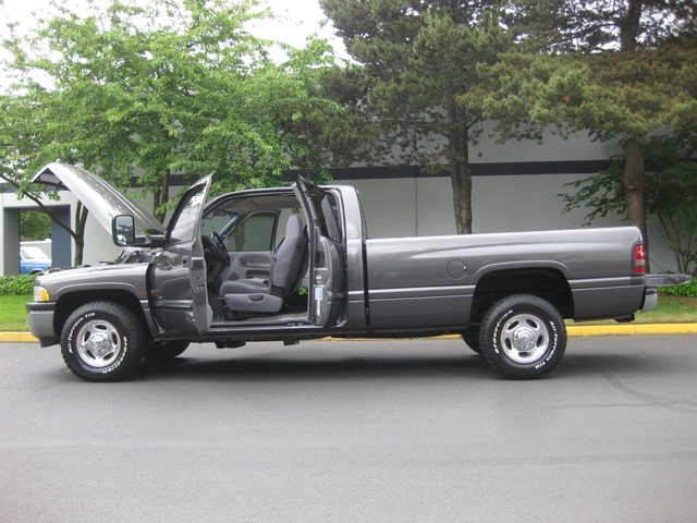 2002 Dodge Ram 2500 SLT Plus/ 2WD/ 5.9L Turbo Diesel/ 5-Speed Manual   - Photo 9 - Portland, OR 97217