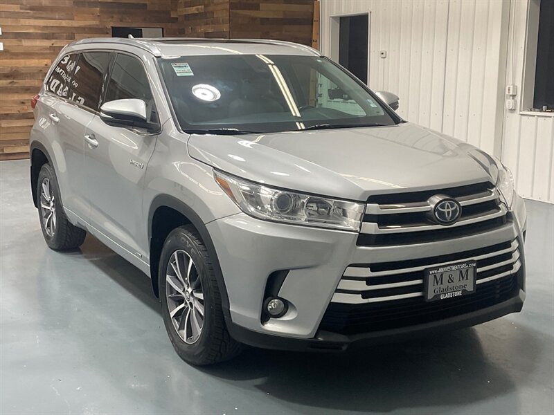 2017 Toyota Highlander Hybrid XLE AWD / 1-OWNER / 3RD ROW / SUNROOF / Navigation & Backup Camera / Heated Seats / Power Lift Tailgate - Photo 2 - Gladstone, OR 97027