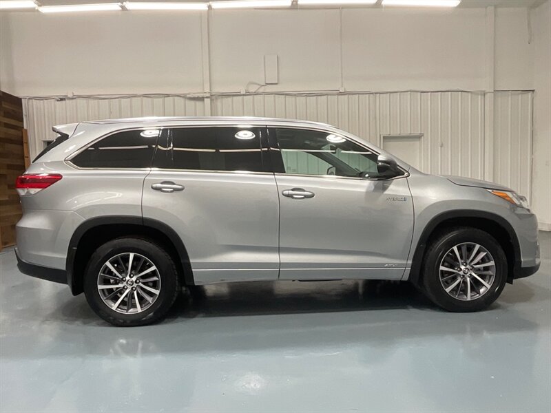 2017 Toyota Highlander Hybrid XLE AWD / 1-OWNER / 3RD ROW / SUNROOF / Navigation & Backup Camera / Heated Seats / Power Lift Tailgate - Photo 4 - Gladstone, OR 97027