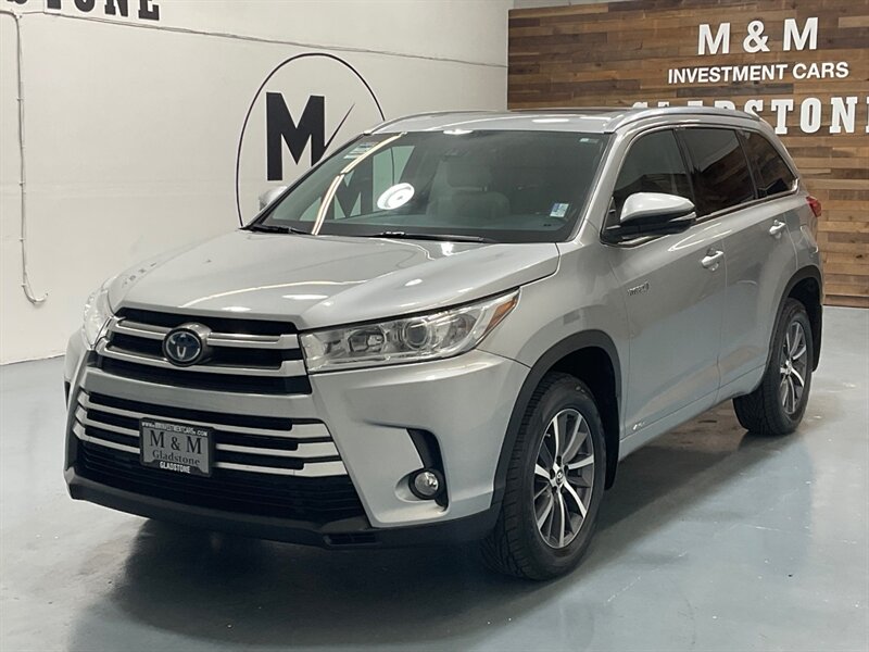 2017 Toyota Highlander Hybrid XLE AWD / 1-OWNER / 3RD ROW / SUNROOF / Navigation & Backup Camera / Heated Seats / Power Lift Tailgate - Photo 1 - Gladstone, OR 97027