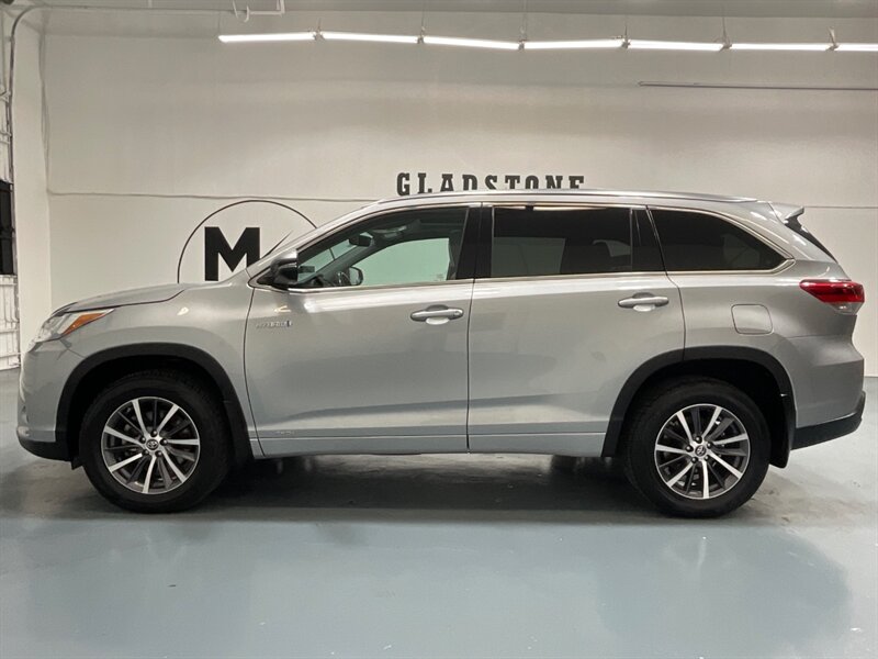 2017 Toyota Highlander Hybrid XLE AWD / 1-OWNER / 3RD ROW / SUNROOF / Navigation & Backup Camera / Heated Seats / Power Lift Tailgate - Photo 3 - Gladstone, OR 97027