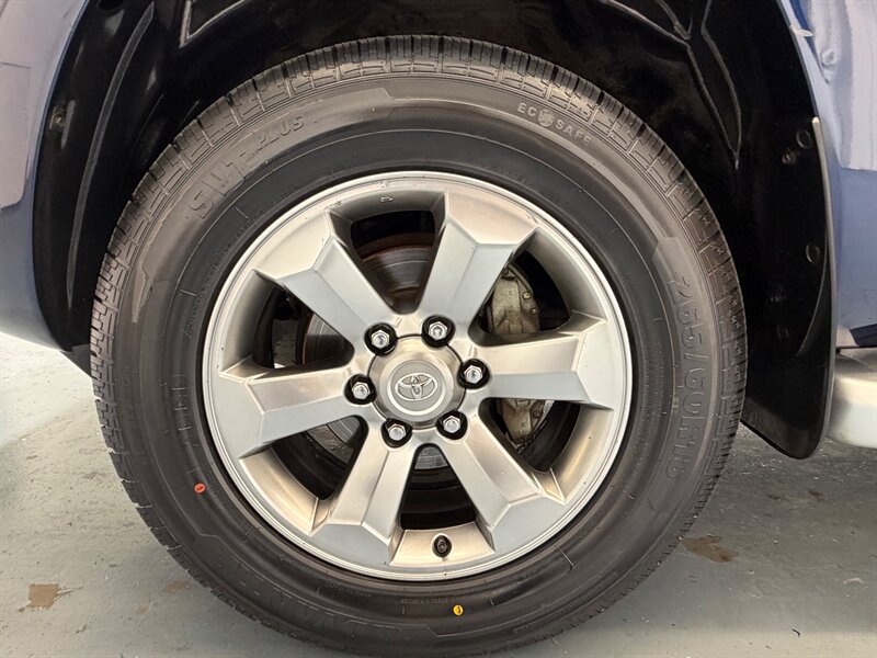 2004 Toyota 4Runner Limited AWD 4.0L / LEATHER / SUNROOF / NEW TIRES / HEATED SEATS / LOCAL RUST FREE - Photo 23 - Gladstone, OR 97027