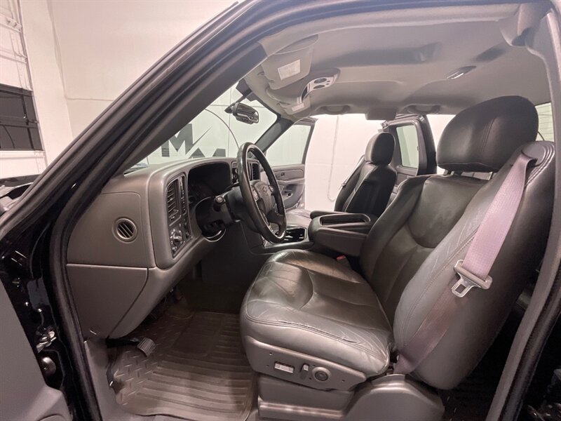2004 Chevrolet Silverado 2500 LT 4X4 6.0L V8 / Leather Heatd Seats / 1-OWNER /1-OWNER w. ZERO RUST / LONG BED - Photo 14 - Gladstone, OR 97027