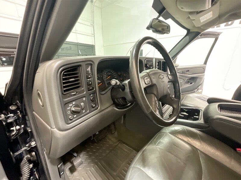 2004 Chevrolet Silverado 2500 LT 4X4 6.0L V8 / Leather Heatd Seats / 1-OWNER /1-OWNER w. ZERO RUST / LONG BED - Photo 36 - Gladstone, OR 97027