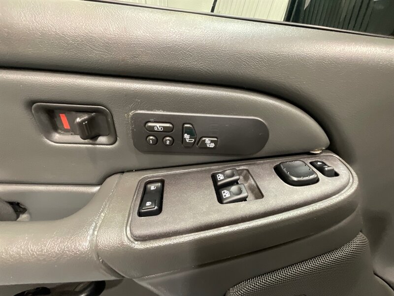 2004 Chevrolet Silverado 2500 LT 4X4 6.0L V8 / Leather Heatd Seats / 1-OWNER /1-OWNER w. ZERO RUST / LONG BED - Photo 22 - Gladstone, OR 97027