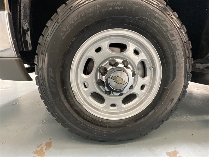 2004 Chevrolet Silverado 2500 LT 4X4 6.0L V8 / Leather Heatd Seats / 1-OWNER /1-OWNER w. ZERO RUST / LONG BED - Photo 46 - Gladstone, OR 97027