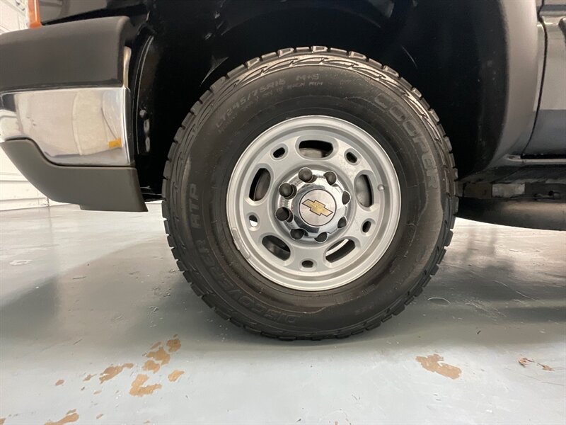 2004 Chevrolet Silverado 2500 LT 4X4 6.0L V8 / Leather Heatd Seats / 1-OWNER /1-OWNER w. ZERO RUST / LONG BED - Photo 23 - Gladstone, OR 97027