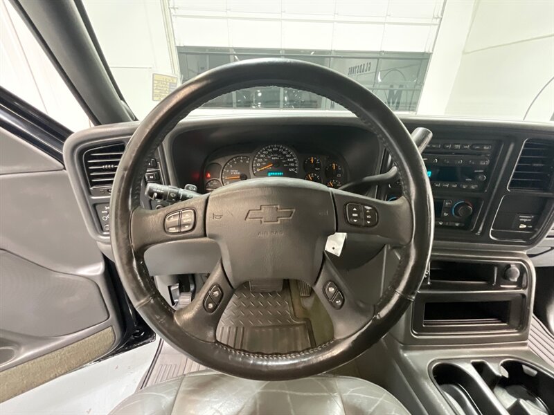 2004 Chevrolet Silverado 2500 LT 4X4 6.0L V8 / Leather Heatd Seats / 1-OWNER /1-OWNER w. ZERO RUST / LONG BED - Photo 17 - Gladstone, OR 97027