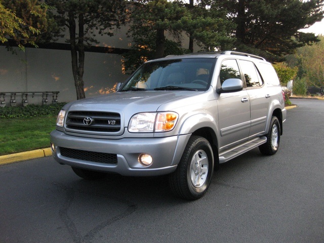 2003 Toyota Sequoia SR5/ 3rd Seat/Leather/ Moonroof   - Photo 1 - Portland, OR 97217