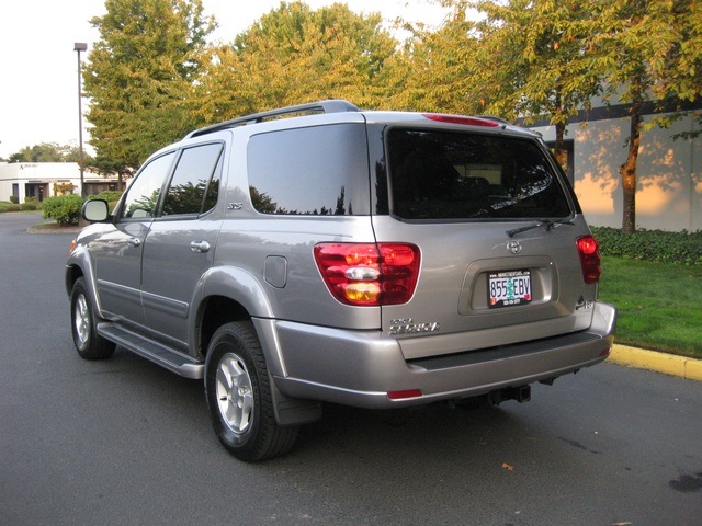 2003 Toyota Sequoia SR5/ 3rd Seat/Leather/ Moonroof   - Photo 3 - Portland, OR 97217