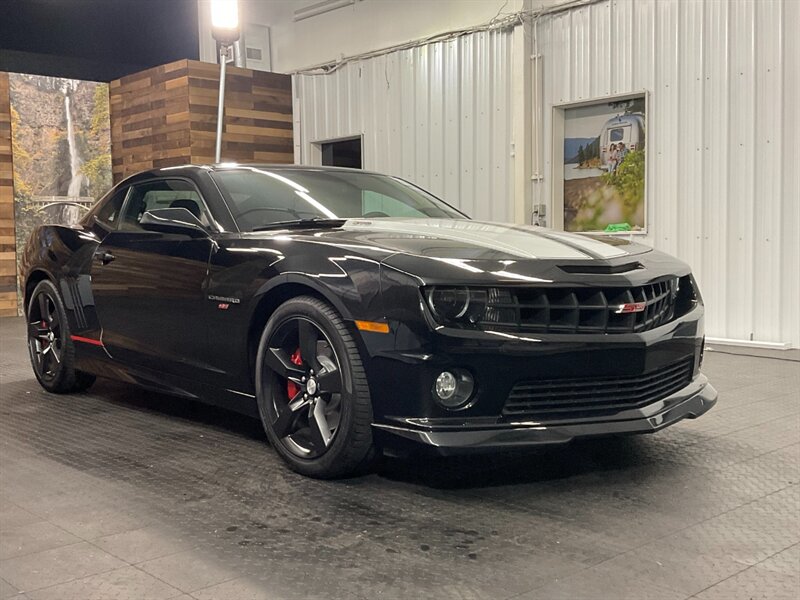 2011 Chevrolet Camaro SS Coupe / 6-SPEED M   - Photo 2 - Gladstone, OR 97027