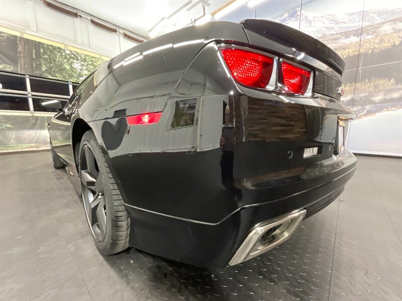 2011 Chevrolet Camaro SS Coupe / 6-SPEED M   - Photo 11 - Gladstone, OR 97027