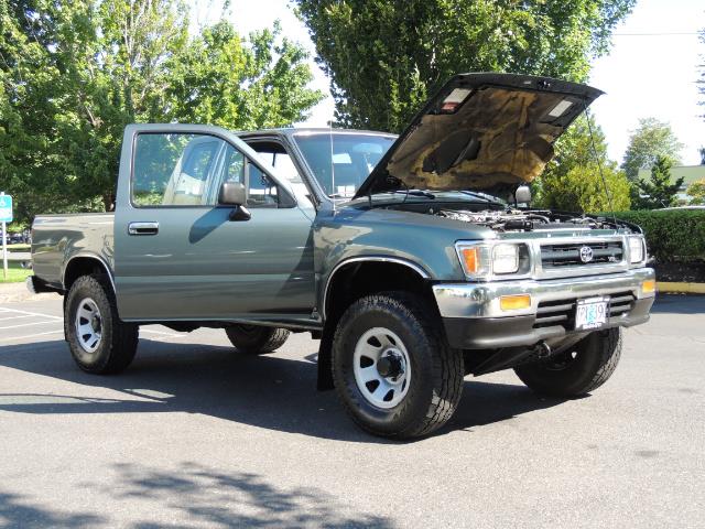 1993 Toyota Pickup Deluxe V6 2dr Deluxe V6 / 4X4 / 5-SPEED / 1-OWNER   - Photo 28 - Portland, OR 97217