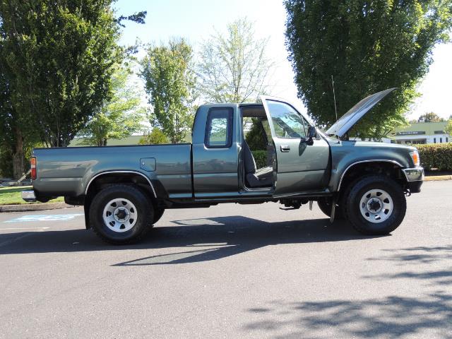 1993 Toyota Pickup Deluxe V6 2dr Deluxe V6 / 4X4 / 5-SPEED / 1-OWNER   - Photo 24 - Portland, OR 97217