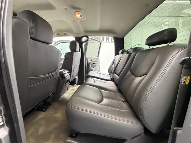 2007 Chevrolet Silverado 2500 LT 2500HD Classic 4X4 6.6L DIESEL LBZ MOTOR / Leather Seats / Rear Airbags / ZERO RUST - Photo 13 - Gladstone, OR 97027