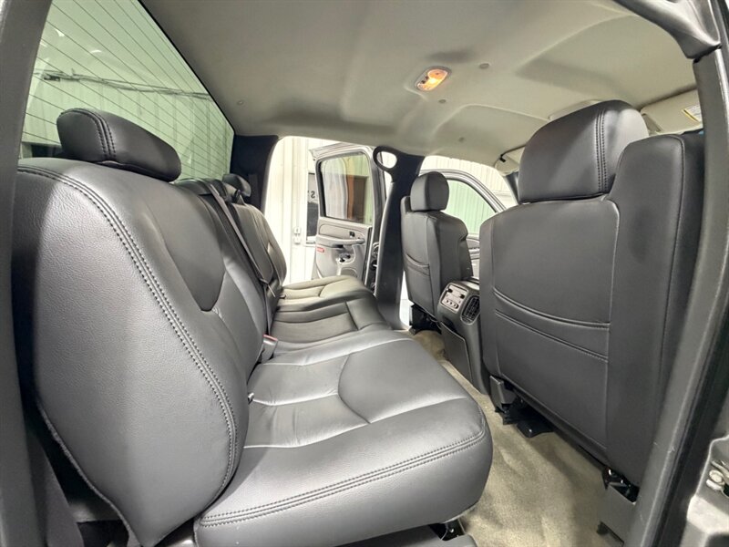 2007 Chevrolet Silverado 2500 LT 2500HD Classic 4X4 6.6L DIESEL LBZ MOTOR / Leather Seats / Rear Airbags / ZERO RUST - Photo 14 - Gladstone, OR 97027