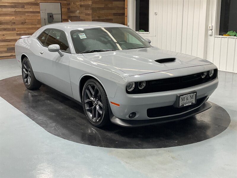 2022 Dodge Challenger R/T Coupe / PLUS PKG / 5.7L V8 HEMI / 18K MILES  /Black Top Pkg - Photo 2 - Gladstone, OR 97027