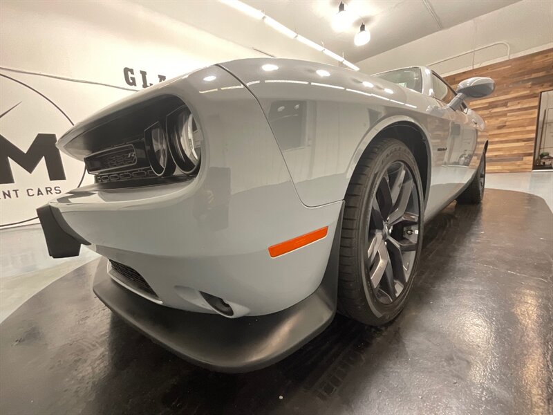 2022 Dodge Challenger R/T Coupe / PLUS PKG / 5.7L V8 HEMI / 18K MILES  /Black Top Pkg - Photo 30 - Gladstone, OR 97027