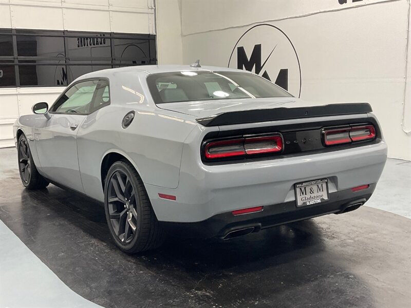 2022 Dodge Challenger R/T Coupe / PLUS PKG / 5.7L V8 HEMI / 18K MILES  /Black Top Pkg - Photo 8 - Gladstone, OR 97027