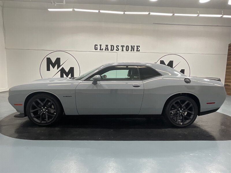 2022 Dodge Challenger R/T Coupe / PLUS PKG / 5.7L V8 HEMI / 18K MILES  /Black Top Pkg - Photo 3 - Gladstone, OR 97027