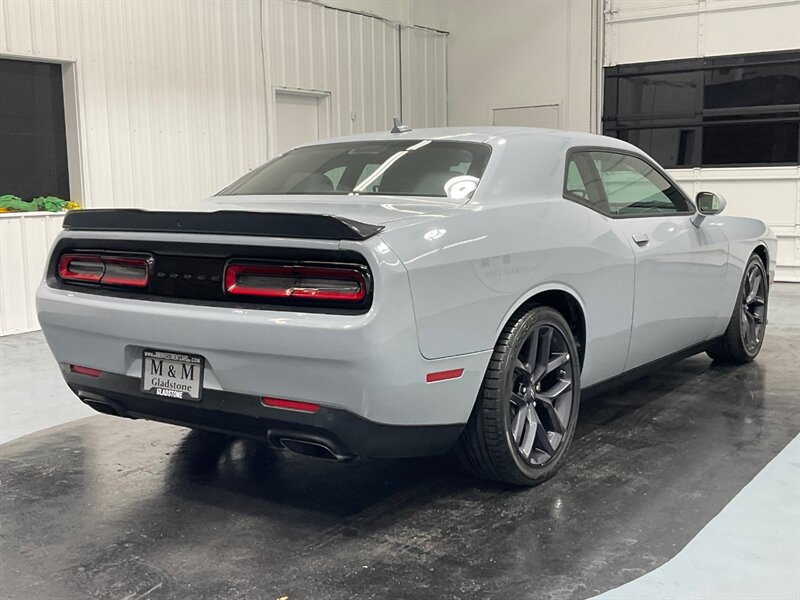 2022 Dodge Challenger R/T Coupe / PLUS PKG / 5.7L V8 HEMI / 18K MILES  /Black Top Pkg - Photo 9 - Gladstone, OR 97027